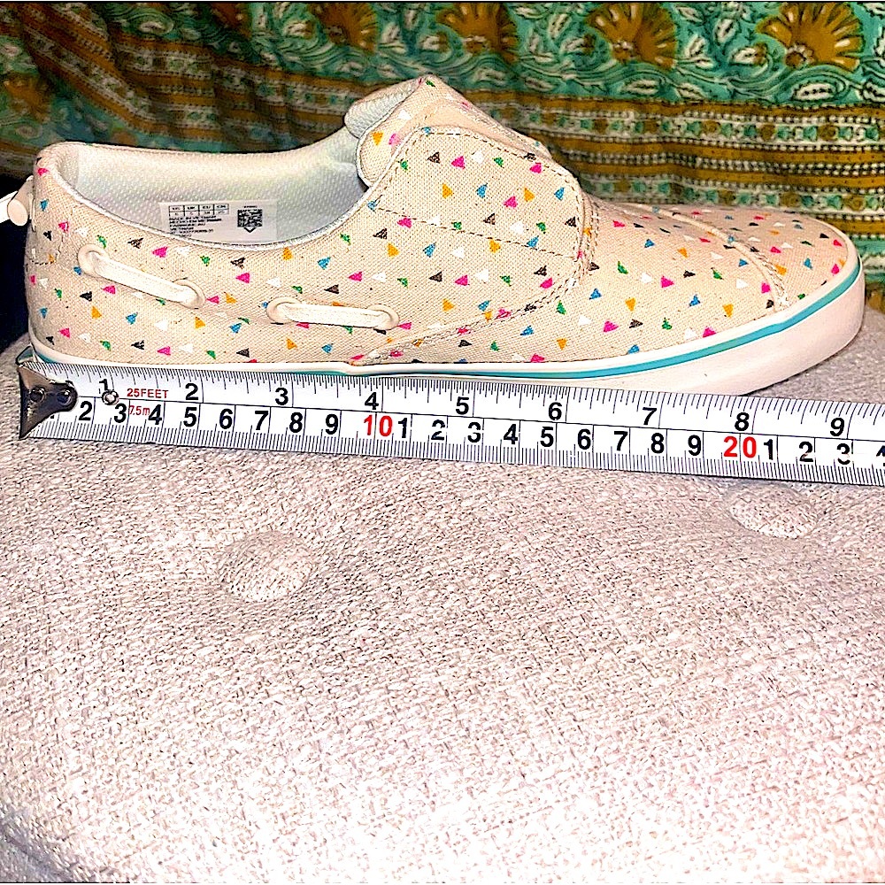 New in Box, Toms size 6 (running very big-fits 7 too) Ladies - multicolored - Picture 9 of 10